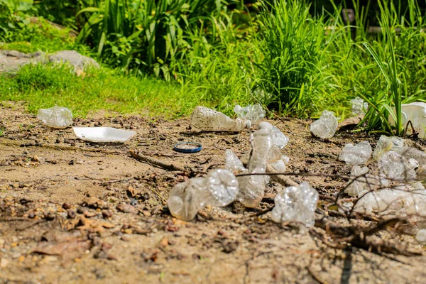 川のゴミやペットボトルを使いました。湖の近くのゴミ。環境汚染生態 学 的 — ストック写真