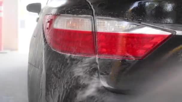 Trabalhador Profissional Está Lavando Carro Preto Por Arruela Pressão Uma — Vídeo de Stock