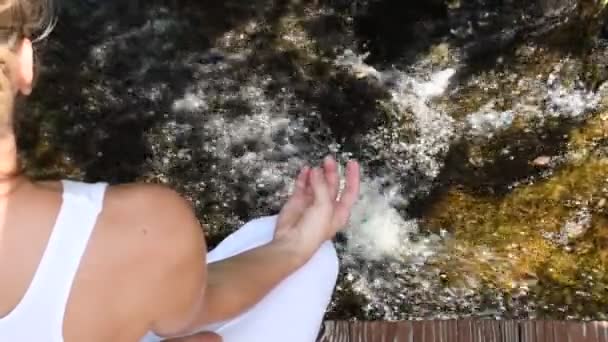Fiatal Gyakorló Jóga Meditáció Lótusz Pózol Vízesés Lassítva Nyugodt Önkontroll — Stock videók