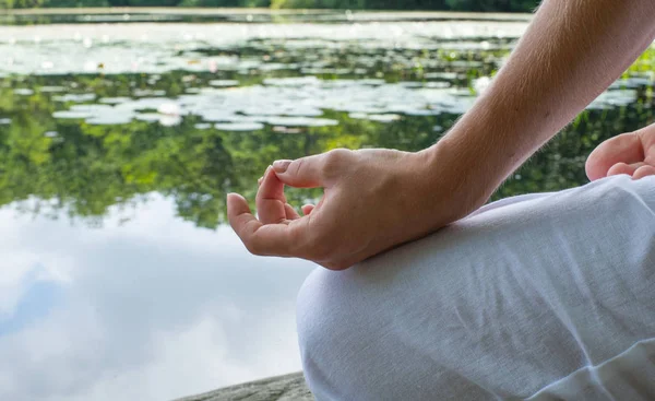 Mano femenina de cerca en posición de loto. Mujer practicando yoga y meditando . —  Fotos de Stock