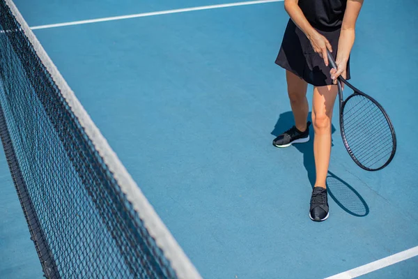 Mavi tenis kortunda tenis oynayan genç spor kadın — Stok fotoğraf