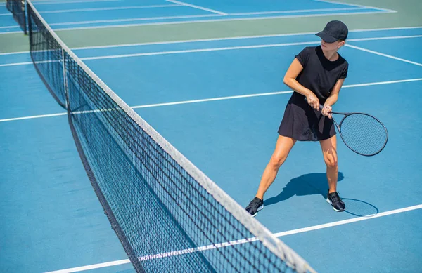 Ung sport kvinna spela tennis på den blå tennisbanan — Stockfoto