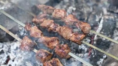Şiş yavaş hareket üzerine ızgara şiş kebap. Mangalda pişmiş kızarmış sığır eti. Geleneksel Doğu çanak şaşlık.