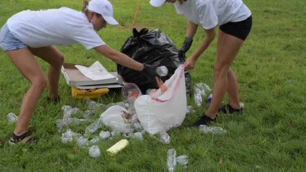 Voluntários Limpar Lixo Parque Pessoas Apanhar Uma Garrafa Plástico Relva — Vídeo de Stock