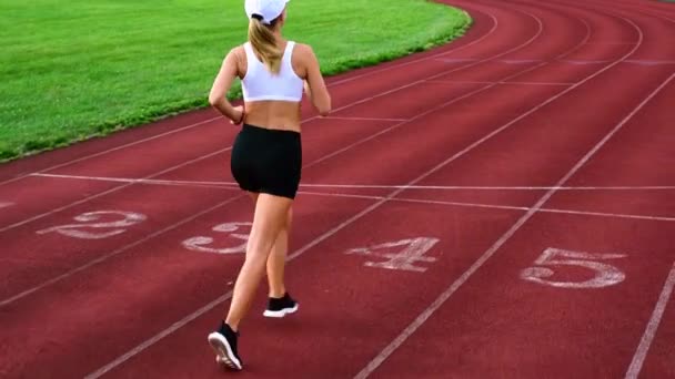 Спортсменка Біжить Біговій Доріжці Спортивна Дівчина Біжить Стадіону — стокове відео