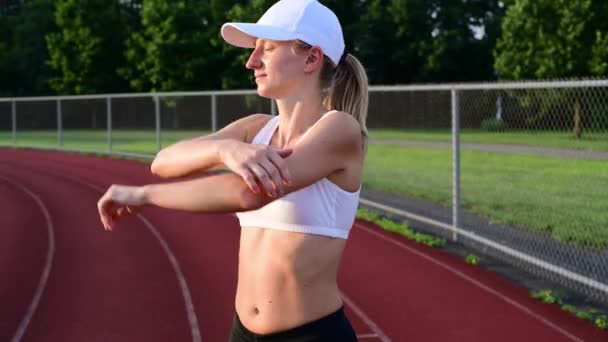 Mujer Atlética Joven Haciendo Estirar Los Brazos Pista Atletismo — Vídeos de Stock