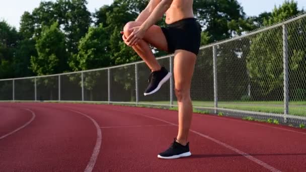 Mujer Atlética Estirando Las Piernas Antes Correr Pista Atletismo — Vídeo de stock