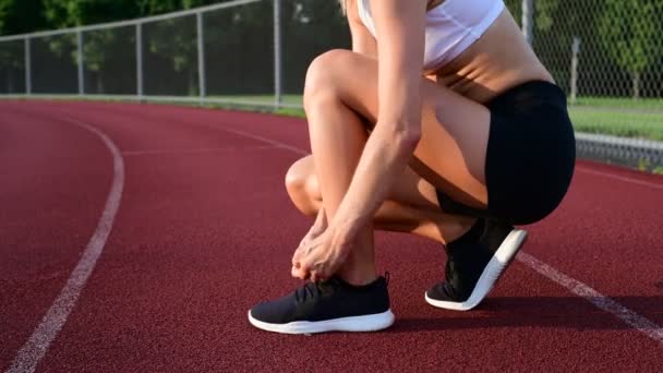 女跑步者在运动鞋上系鞋带的特写镜头 — 图库视频影像