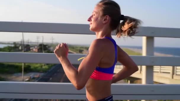 Jovem Mulher Corredor Está Correndo Praia Pôr Sol Treino Resistência — Vídeo de Stock