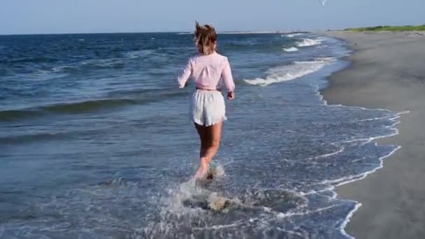 Mulher Bonita Descalça Está Correndo Praia Areia Câmera Lenta — Vídeo de Stock