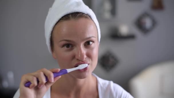 Perfekcyjna Pielęgnacja Zębów Piękna Kobieta Szczotkowanie Zębów — Wideo stockowe