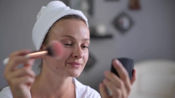 Gyönyörű Alkalmazó Smink Csinos Lány Alkalmazó Kozmetikai Rouge Kefével — Stock videók