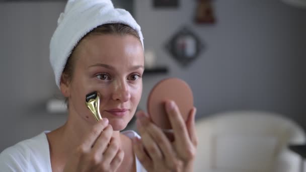 Mooie Vrouw Met Behulp Van Derma Roller Vrouw Het Maken — Stockvideo