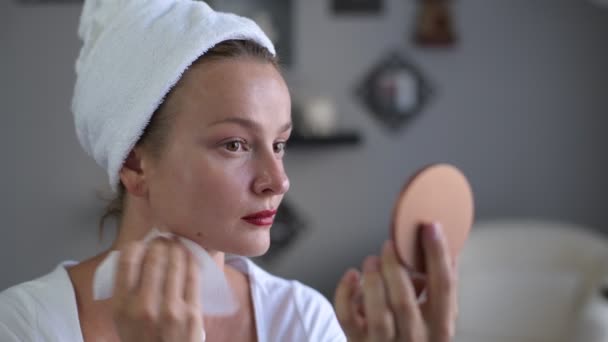Mooie Vrouw Het Verwijderen Van Make Uit Haar Gezicht Skin — Stockvideo