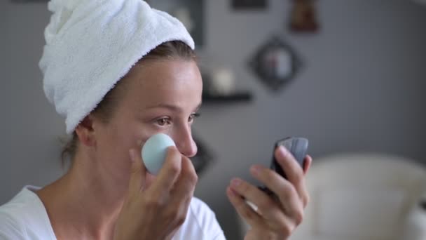 Mooie Vrouw Met Perfecte Gladde Gezonde Huid Het Aanbrengen Van — Stockvideo