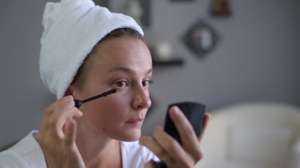 Όμορφη Γυναίκα Εφαρμόζει Μάσκαρα Στις Βλεφαρίδες Κορίτσι Εφαρμόστε Κάνει Πρόσωπό — Αρχείο Βίντεο