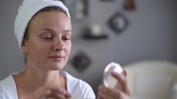 Hermosa Mujer Aplicando Maquillaje Chica Bonita Aplicando Colorete Cosmético Con — Vídeo de stock