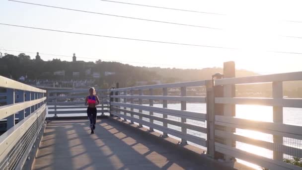 Молода Жінка Біжить Пляжі Під Час Заходу Сонця Тренується Витривалість — стокове відео
