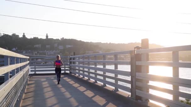 Mujer Corredor Joven Está Corriendo Playa Atardecer Entrenamiento Resistencia Movimiento — Vídeos de Stock