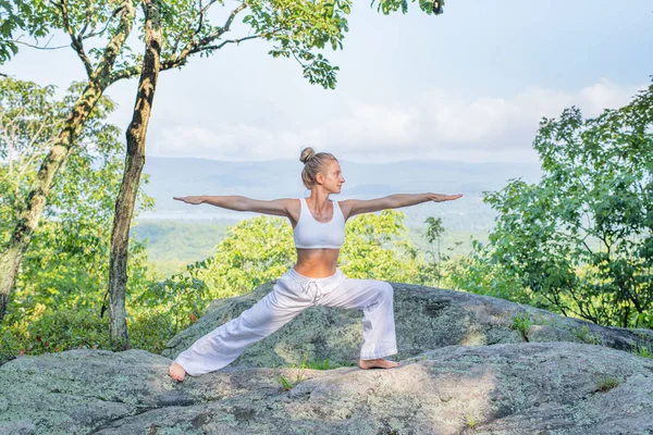 Young woman practicing yoga outdoors harmony with nature. — Stock Photo, Image