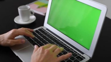 Yeşil ekranlı laptop kullanan kadın