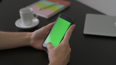 Adam motorda yeni motor yağı dolduruyor. Oto tamircisi yerini alıyor ve motora taze yağ döküyor. Yağ değişimi.