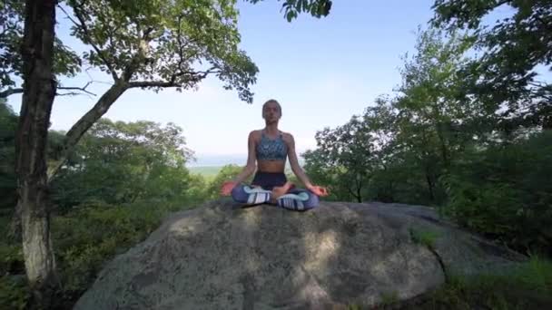 Mujer Joven Está Practicando Yoga Hermoso Lugar Exótico Cima Una — Vídeos de Stock