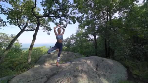 Jeune Femme Pratique Yoga Dans Bel Endroit Exotique Sommet Une — Video