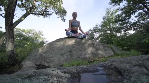 Молодая Женщина Практикует Йогу Красивом Экзотическом Месте Вершине Горы Замедленной — стоковое видео
