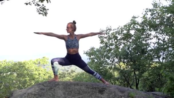 Молодая Женщина Практикует Йогу Красивом Экзотическом Месте Вершине Горы Замедленной — стоковое видео
