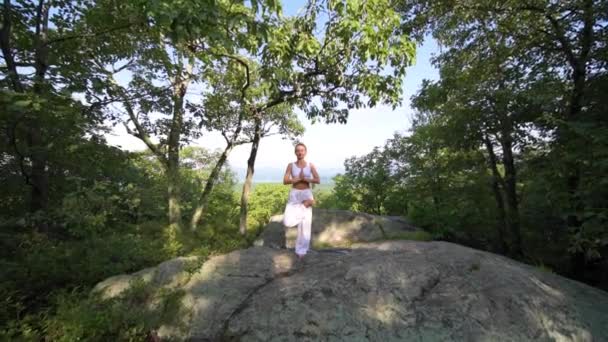 年轻女子正在山顶上以慢动作练习瑜伽 瑜伽和冥想 — 图库视频影像