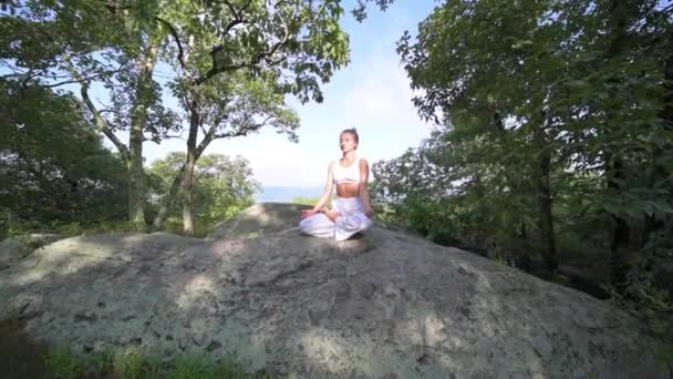 Ung Kvinna Tränar Yoga Vackra Exotiska Plats Toppen Ett Berg — Stockvideo