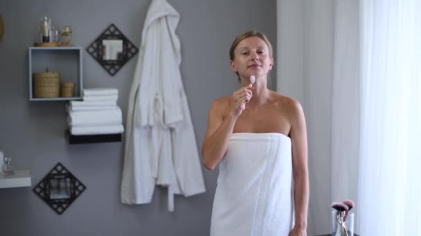 Masaje Facial Hermosa Mujer Envuelta Toalla Después Ducha Está Recibiendo — Vídeos de Stock