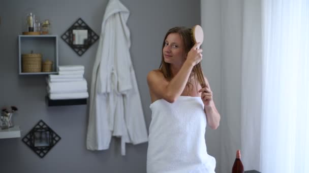 Concepto Cuidado Del Cabello Hermosa Mujer Envuelta Toalla Después Ducha — Vídeo de stock