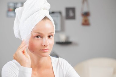 Yüz masajı. Güzel kadın cilt bakımı için yeşim taşı kullanarak masaj yüz alıyor