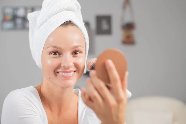 Make up. Pretty girl applying rouge with a brush. — Stock Photo, Image