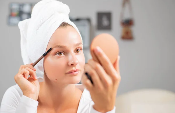 Maquillaje. Chica aplicar maquillaje en las cejas — Foto de Stock