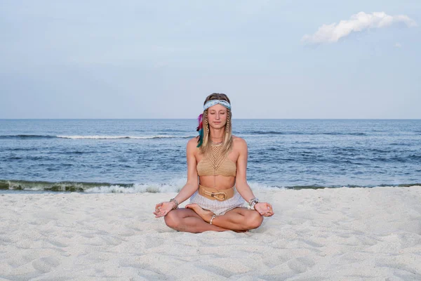 O tânără practică yoga pe plajă. Lotus pozează — Fotografie, imagine de stoc