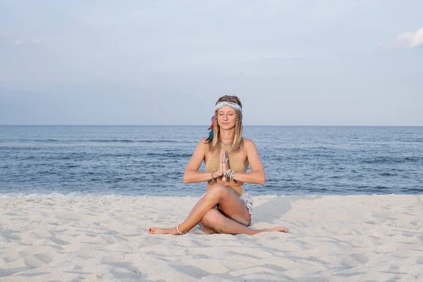 Femeia tânără care practică yoga pe plajă în Gomukasana pozează — Fotografie, imagine de stoc