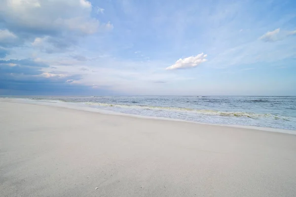 Okyanus. Beyaz kum ve mavi gökyüzü ile tropikal plaj — Stok fotoğraf