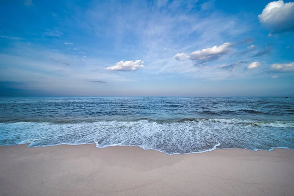 Oceano. Praia tropical com areia branca e céu azul — Fotografia de Stock