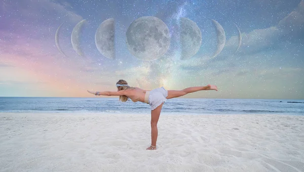 Vacker kvinna tränar yoga på stranden på Milky Way bakgrund. — Stockfoto