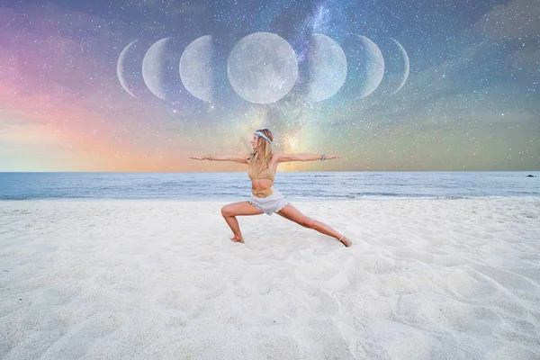 Schöne Frau praktiziert Yoga am Strand auf Milchstraße Hintergrund. — Stockfoto