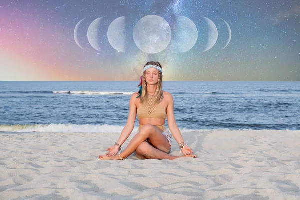 Mooie vrouw is het beoefenen van yoga op het strand op Melkweg achtergrond. — Stockfoto