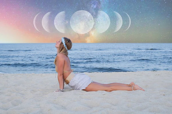 O femeie frumoasă practică yoga pe plajă pe fundalul Căii Lactee . — Fotografie, imagine de stoc