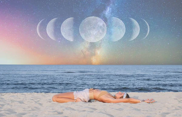 Mujer hermosa está practicando yoga en la playa en el fondo de la Vía Láctea . —  Fotos de Stock