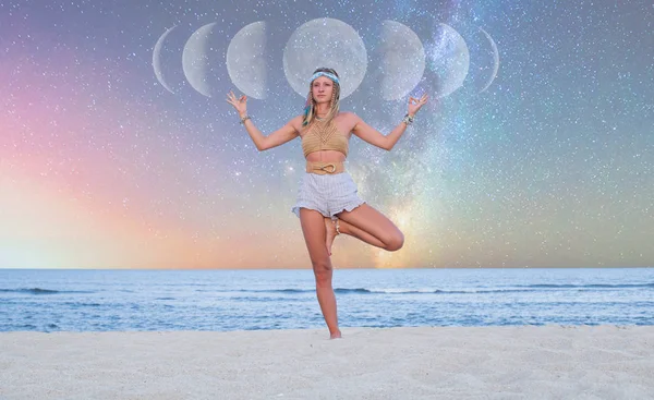 Schöne Frau praktiziert Yoga am Strand auf Milchstraße Hintergrund. — Stockfoto