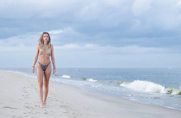 Красива засмагла жінка в купальнику йде на тропічному пляжі — стокове фото