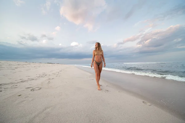 Vacker garvade kvinna i baddräkt går på tropiska stranden — Stockfoto