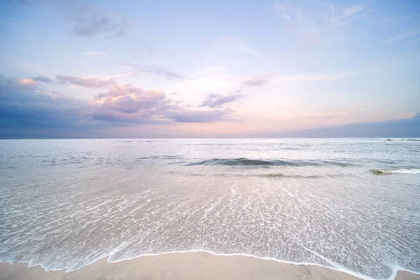 Oceano. Praia tropical com areia branca e céu azul — Fotografia de Stock